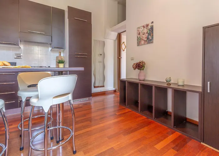 Modern Two-room With Quiet Courtyard *